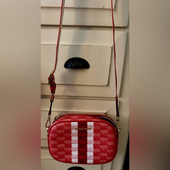 NWT Michael Kors Jet Set Travel
Oval Camera Crossbody Bag *Sangria* - Picture 3 of 5